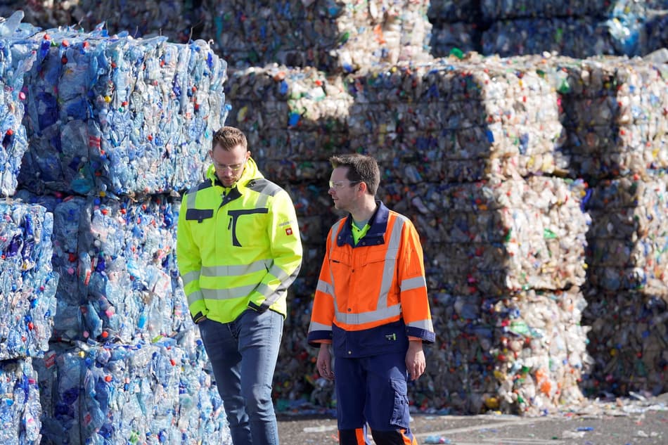 Picture of Tomra employee and wellman employee speaking