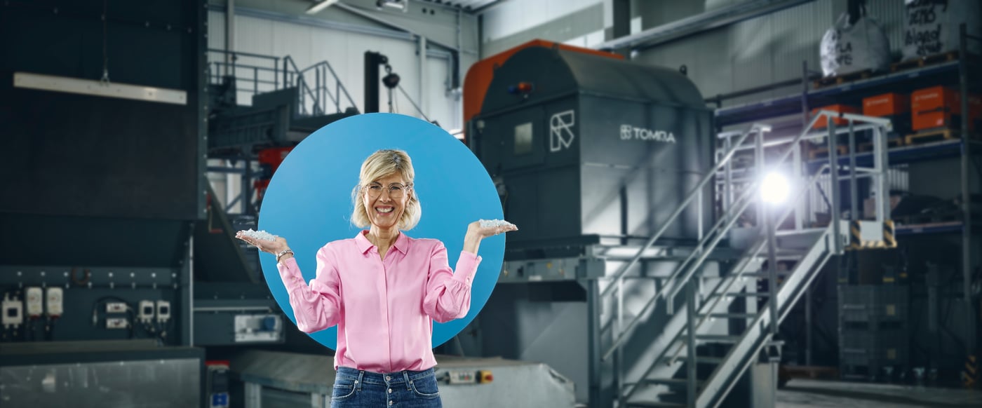 Frau vor blauem Hintergrund und Sortiermaschienen von TOMRA